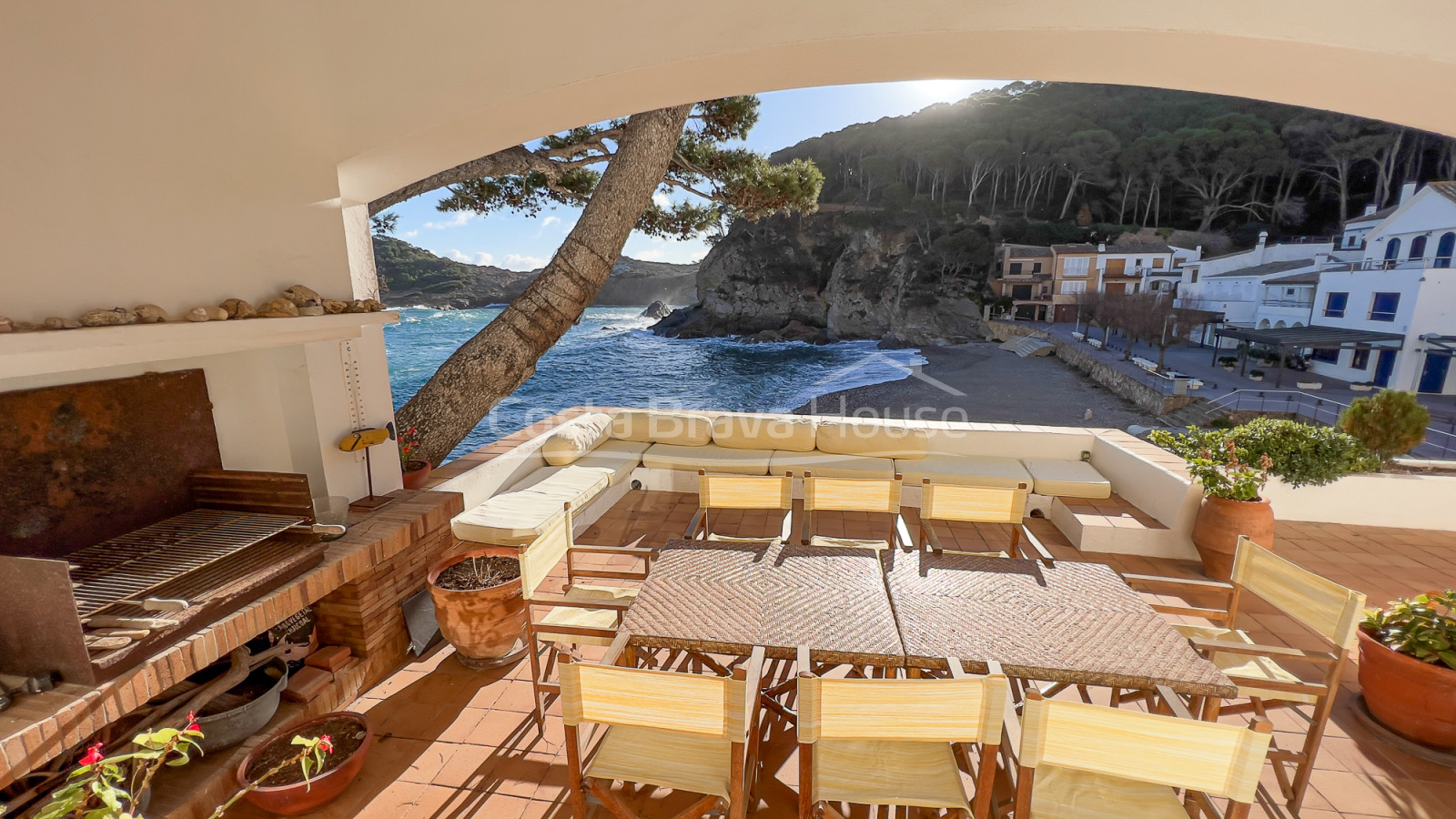 Exclusieve villa aan zee te koop in Sa Tuna (Begur) met botenhuis direct aan het strand.