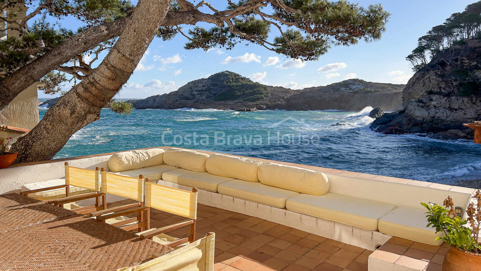 Exclusieve villa aan zee te koop in Sa Tuna (Begur) met botenhuis direct aan het strand.
