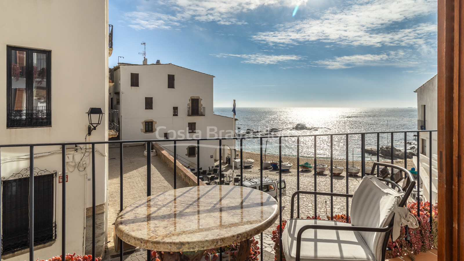 Spectaculair eerstelijns appartement aan zee met zeezicht te koop in Calella