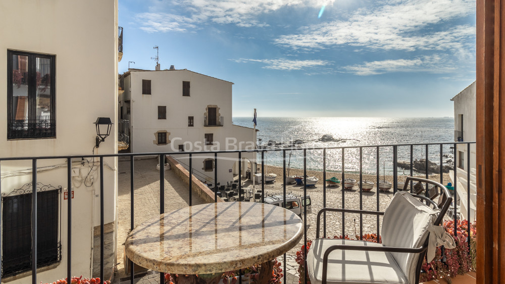 Spectaculair eerstelijns appartement aan zee met zeezicht te koop in Calella