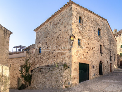 Casa de pueblo reformada en venta en Pals con piscina privada interior, garaje y elementos originales