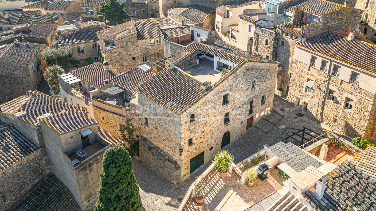 Casa de pueblo reformada en Pals con piscina privada interior, garaje y elementos originales