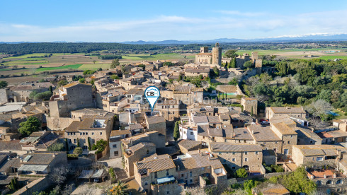 Casa de pueblo reformada en Pals con piscina privada interior, garaje y elementos originales