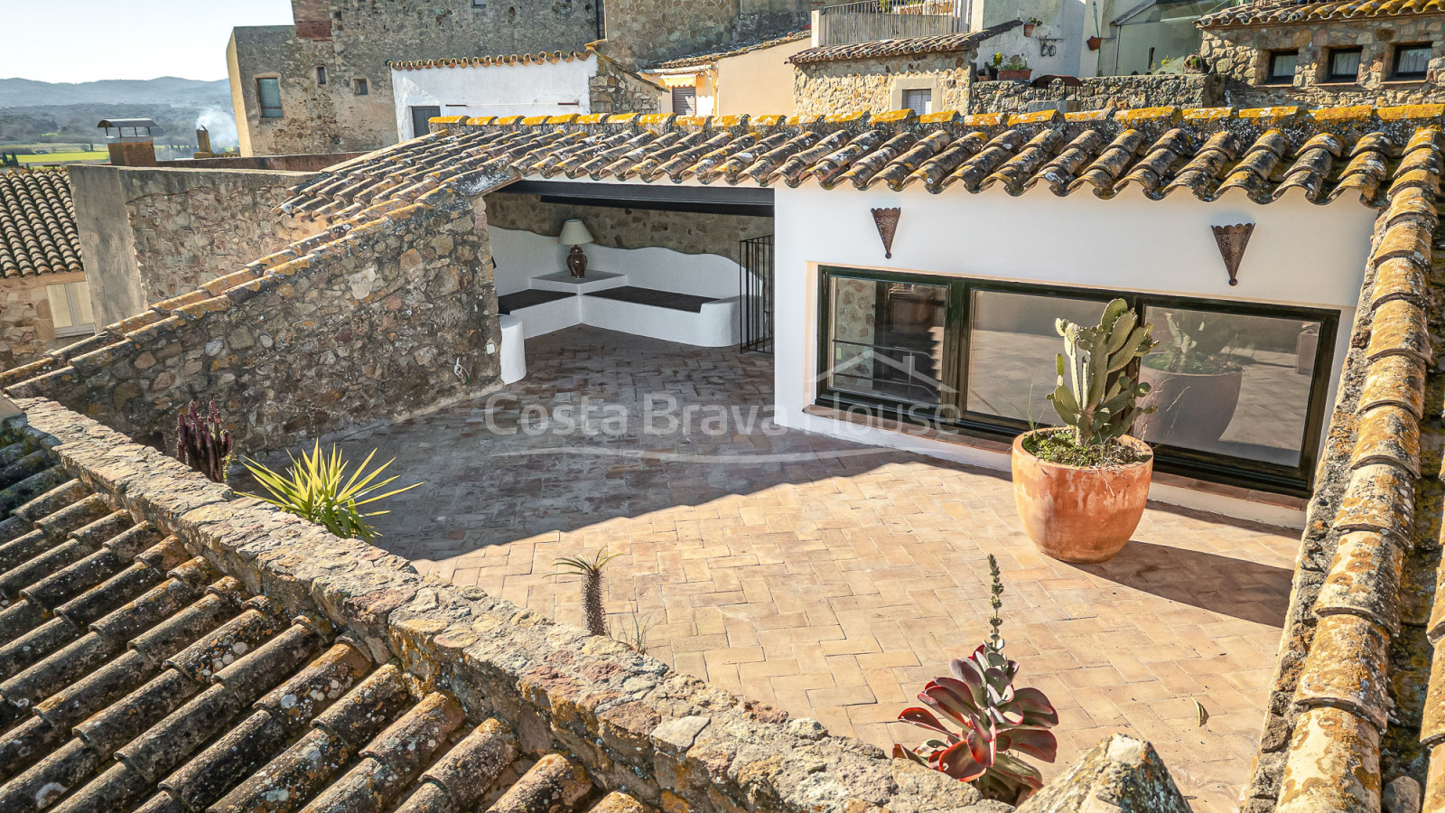 Maison de village rénovée à Pals avec piscine intérieure privée, garage et éléments d’origine