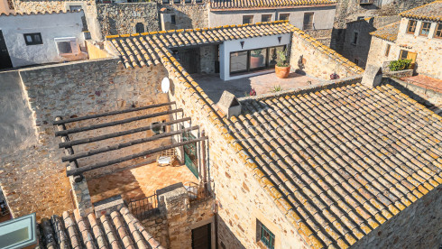 Maison de village rénovée à Pals avec piscine intérieure privée, garage et éléments d’origine