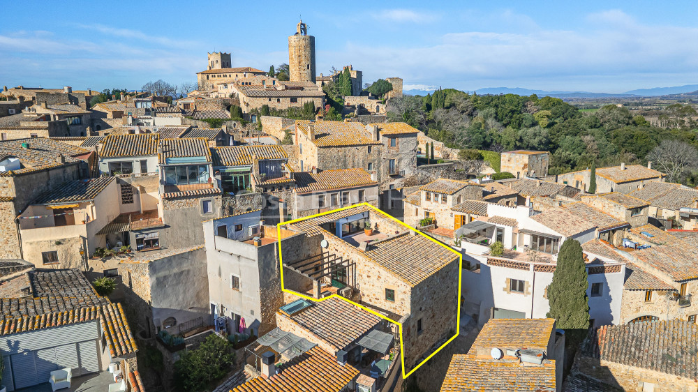 Maison de village rénovée à Pals avec piscine intérieure privée, garage et éléments d’origine