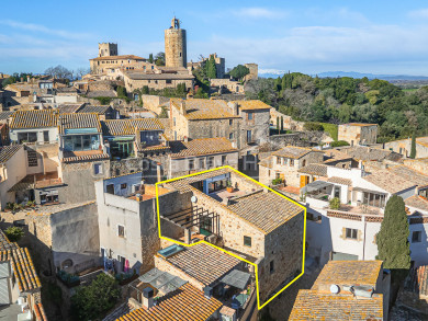 Maison de village rénovée à vendre à Pals avec piscine intérieure privée, garage et éléments d’origine