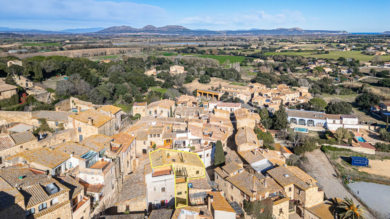 Casa de pueblo reformada en Pals con piscina privada interior, garaje y elementos originales
