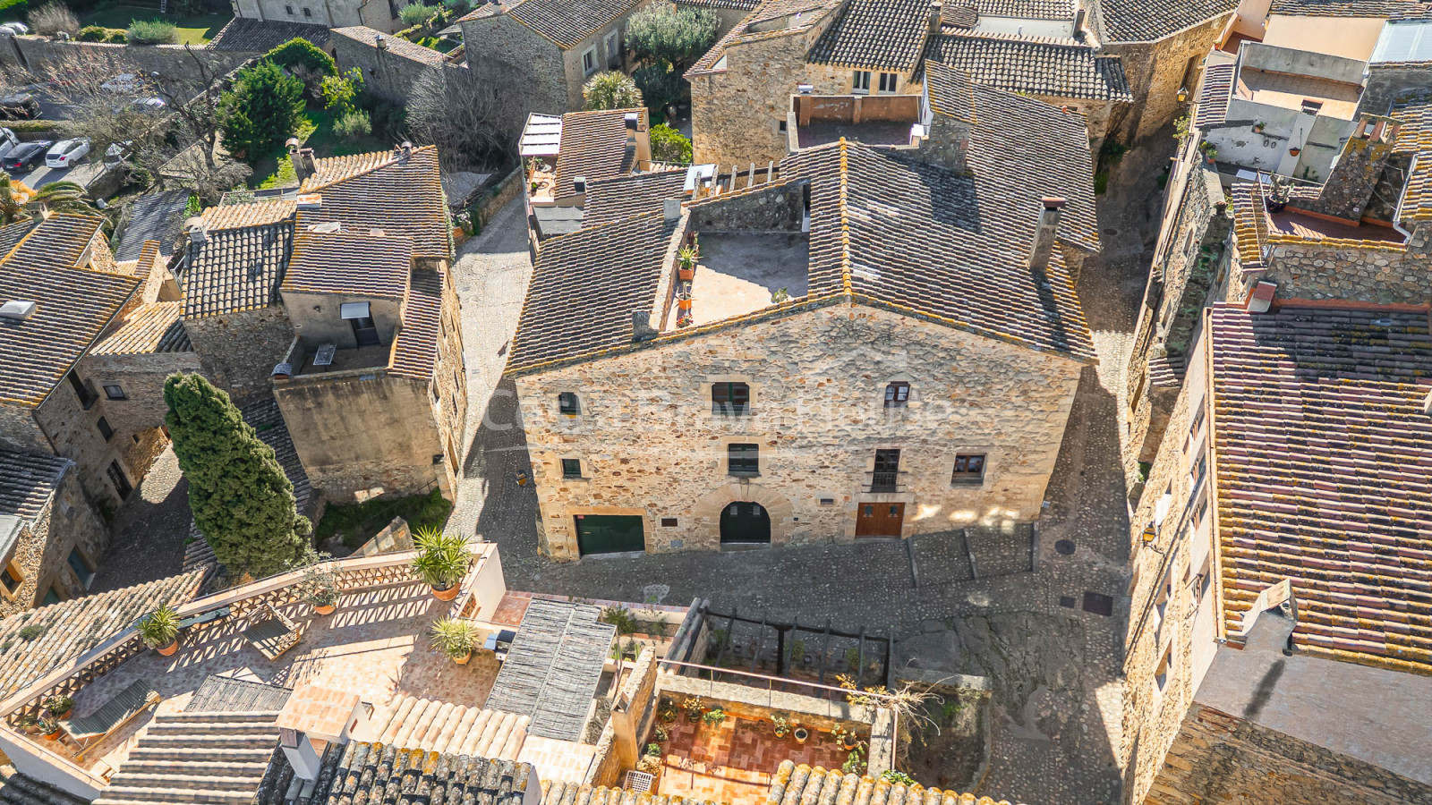 Casa de pueblo reformada en Pals con piscina privada interior, garaje y elementos originales