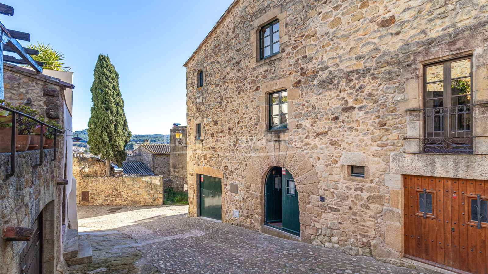 Maison de village rénovée à Pals avec piscine intérieure privée, garage et éléments d’origine