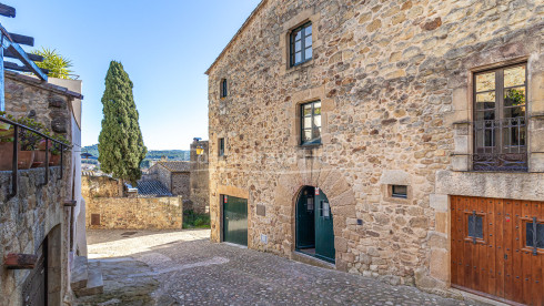 Maison de village rénovée à Pals avec piscine intérieure privée, garage et éléments d’origine