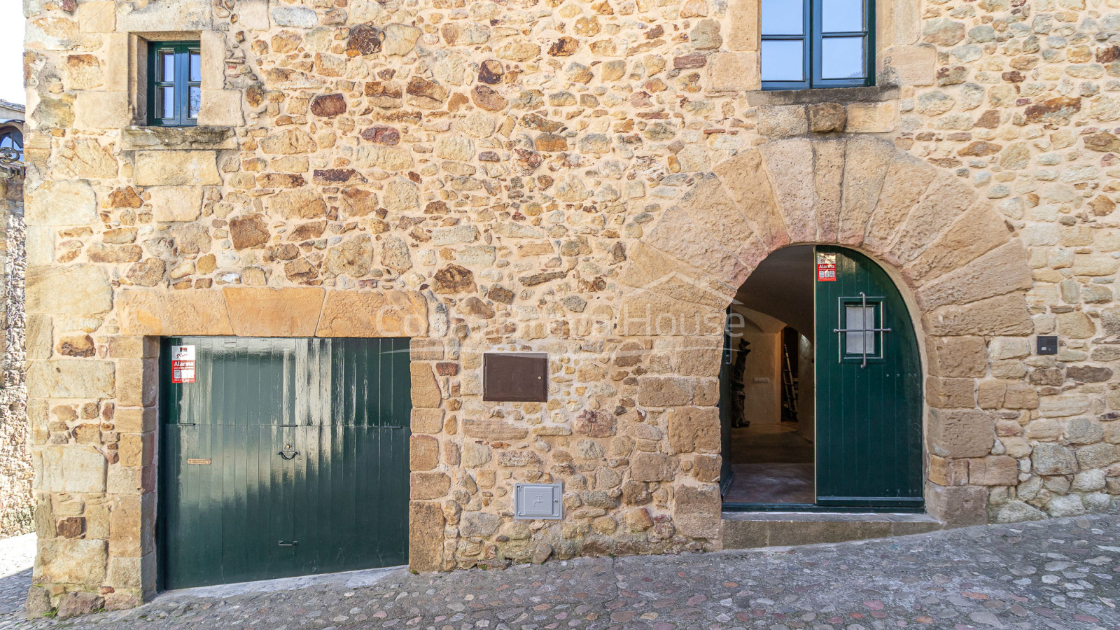 Maison de village rénovée à Pals avec piscine intérieure privée, garage et éléments d’origine