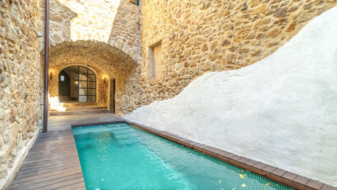 Renovated village house in Pals with private indoor pool, garage and original features