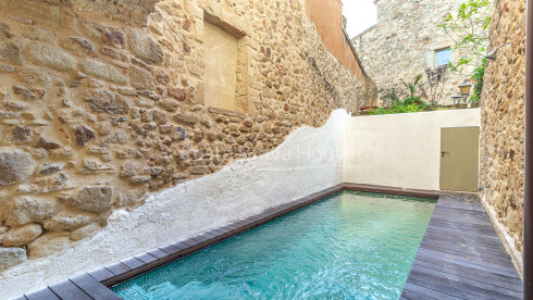Casa de pueblo reformada en Pals con piscina privada interior, garaje y elementos originales
