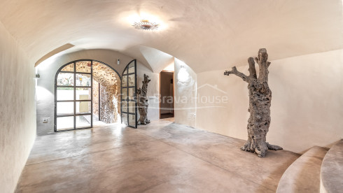 Casa de pueblo reformada en Pals con piscina privada interior, garaje y elementos originales