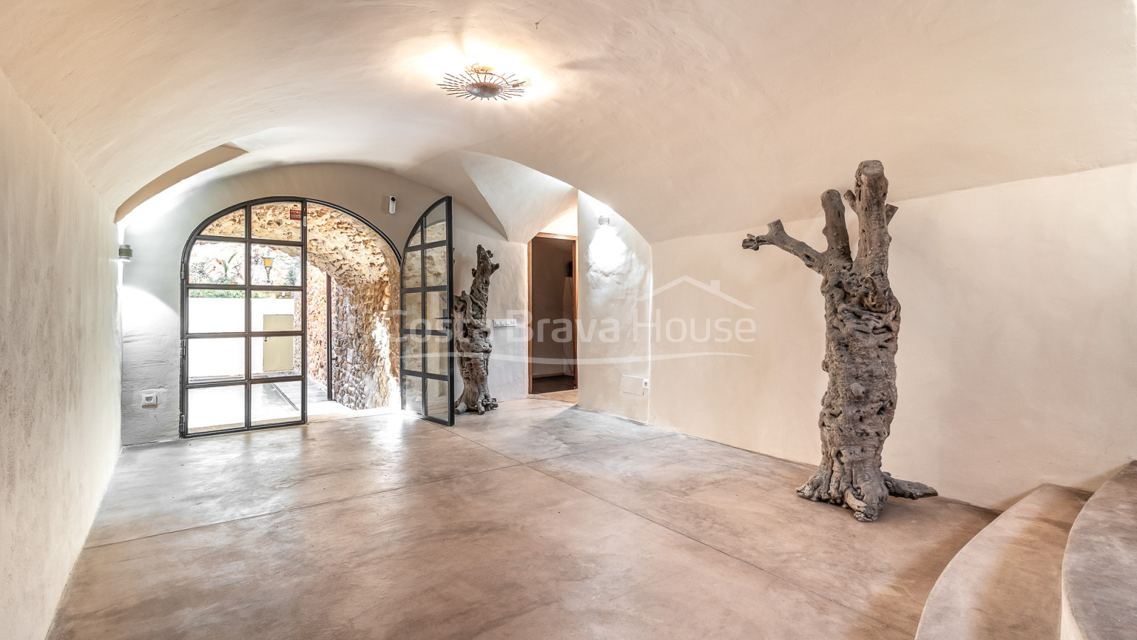 Maison de village rénovée à Pals avec piscine intérieure privée, garage et éléments d’origine