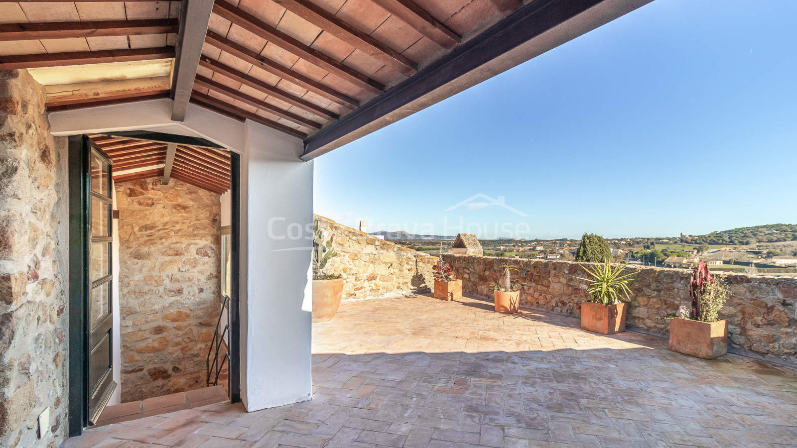 Casa de pueblo reformada en Pals con piscina privada interior, garaje y elementos originales