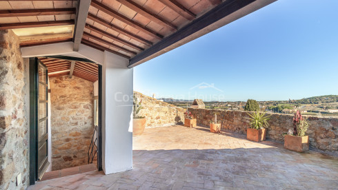 Casa de poble reformada a Pals amb piscina privada interior, garatge i elements originals