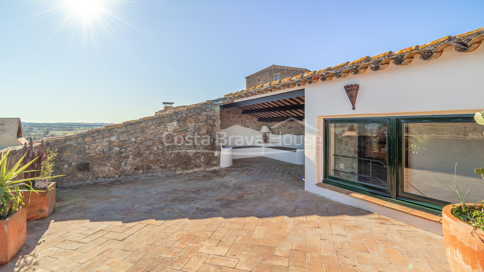 Casa de pueblo reformada en Pals con piscina privada interior, garaje y elementos originales