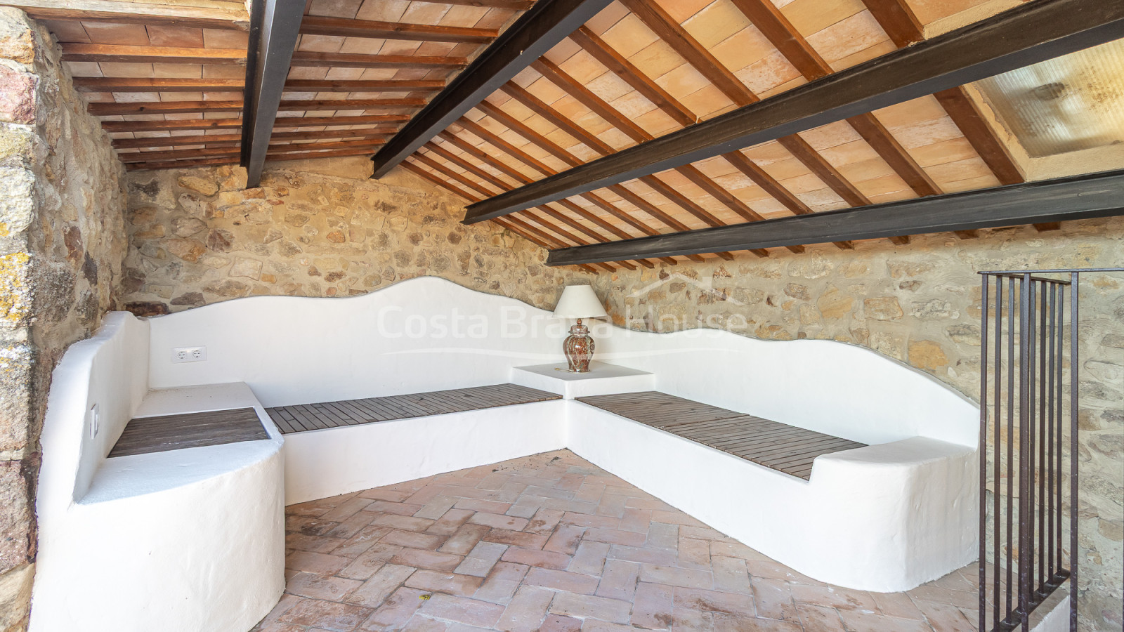 Maison de village rénovée à Pals avec piscine intérieure privée, garage et éléments d’origine