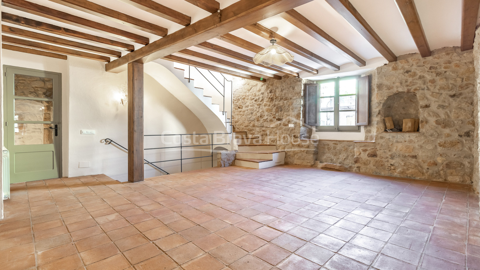 Renovated village house in Pals with private indoor pool, garage and original features