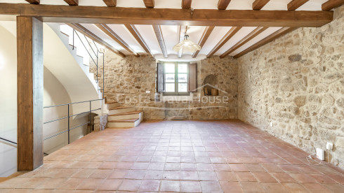 Casa de pueblo reformada en Pals con piscina privada interior, garaje y elementos originales