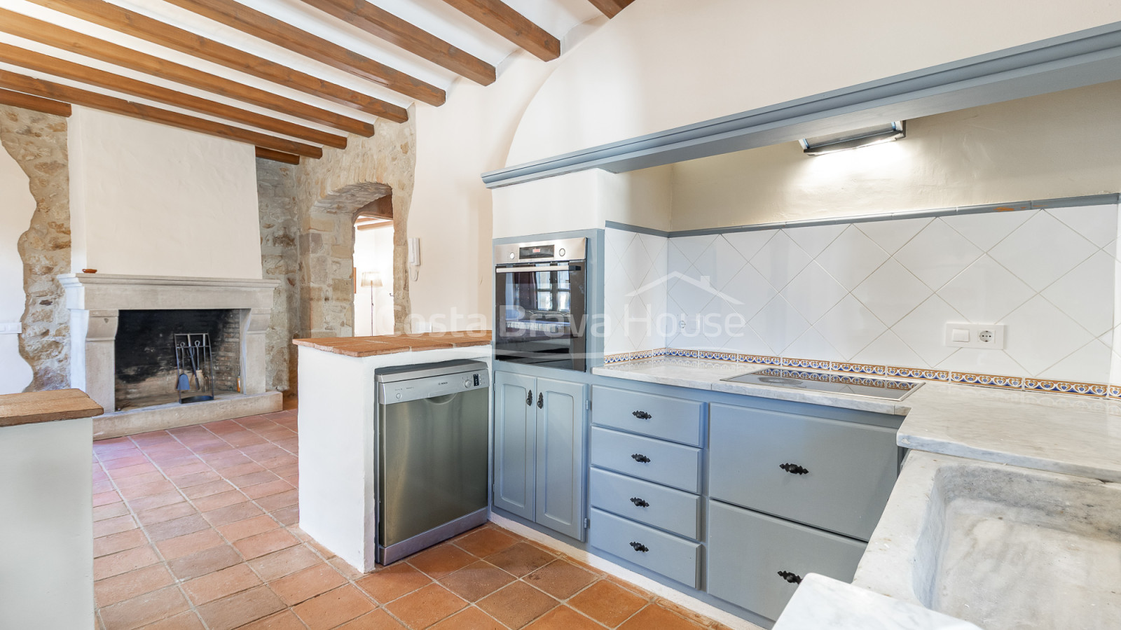 Renovated village house in Pals with private indoor pool, garage and original features