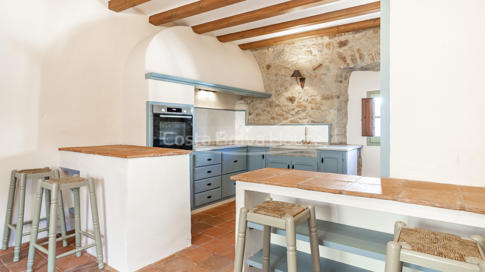 Maison de village rénovée à Pals avec piscine intérieure privée, garage et éléments d’origine