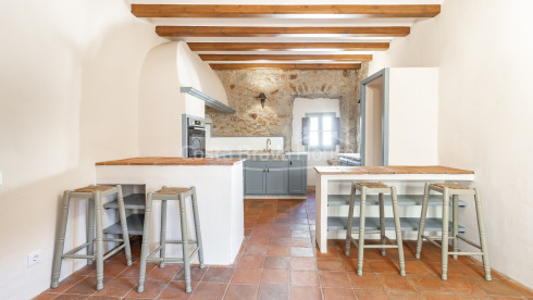 Renovated village house in Pals with private indoor pool, garage and original features