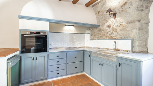 Maison de village rénovée à Pals avec piscine intérieure privée, garage et éléments d’origine