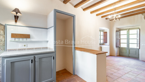 Maison de village rénovée à Pals avec piscine intérieure privée, garage et éléments d’origine