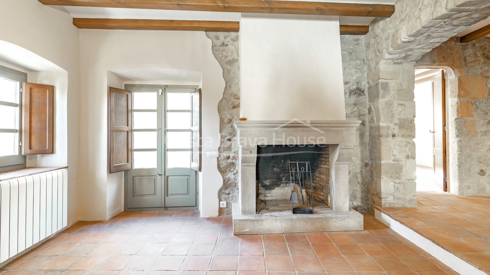 Renovated village house in Pals with private indoor pool, garage and original features