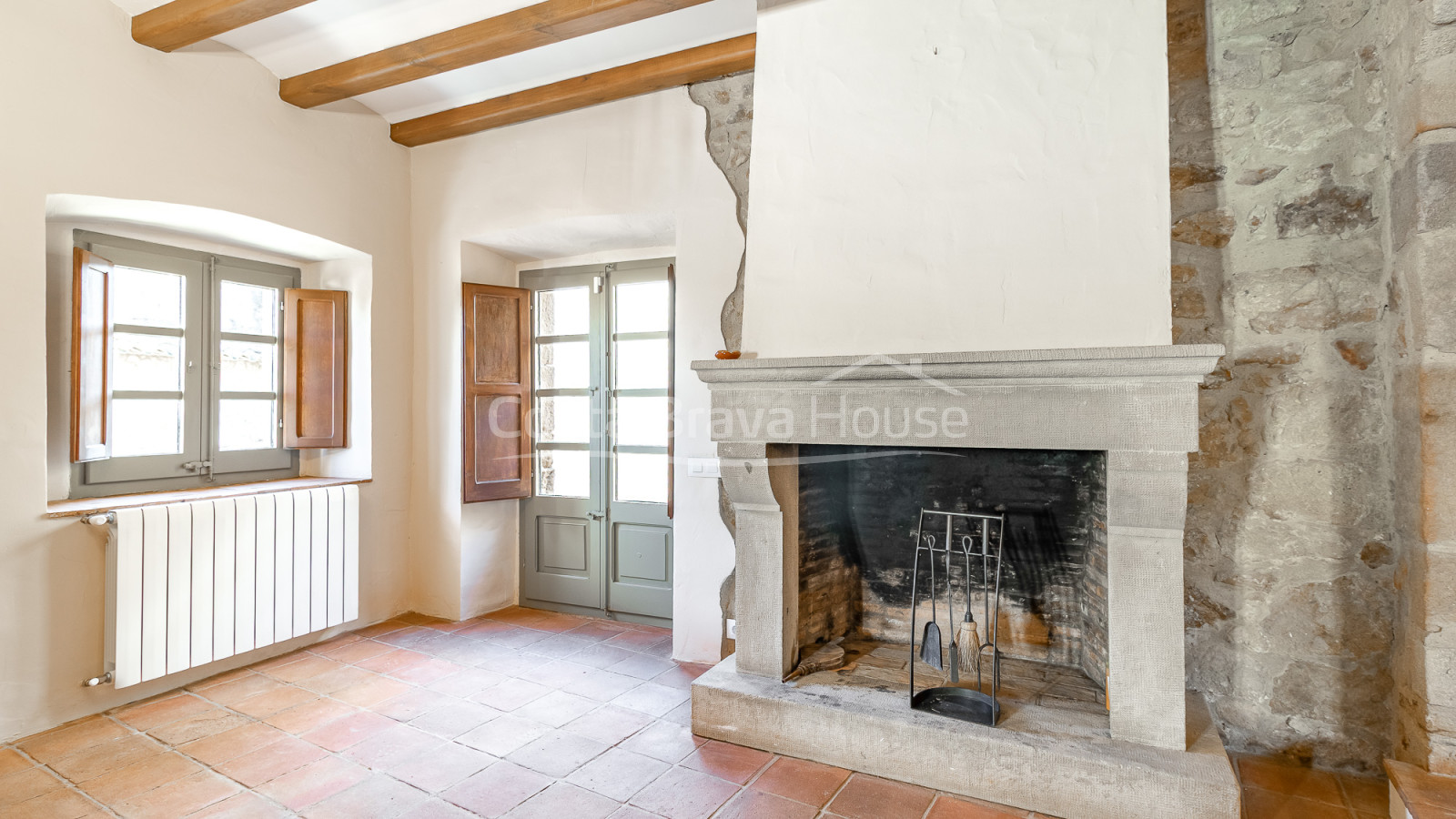 Renovated village house in Pals with private indoor pool, garage and original features