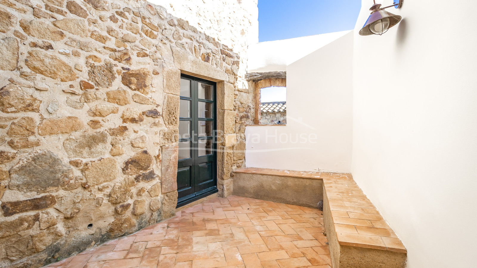 Maison de village rénovée à Pals avec piscine intérieure privée, garage et éléments d’origine