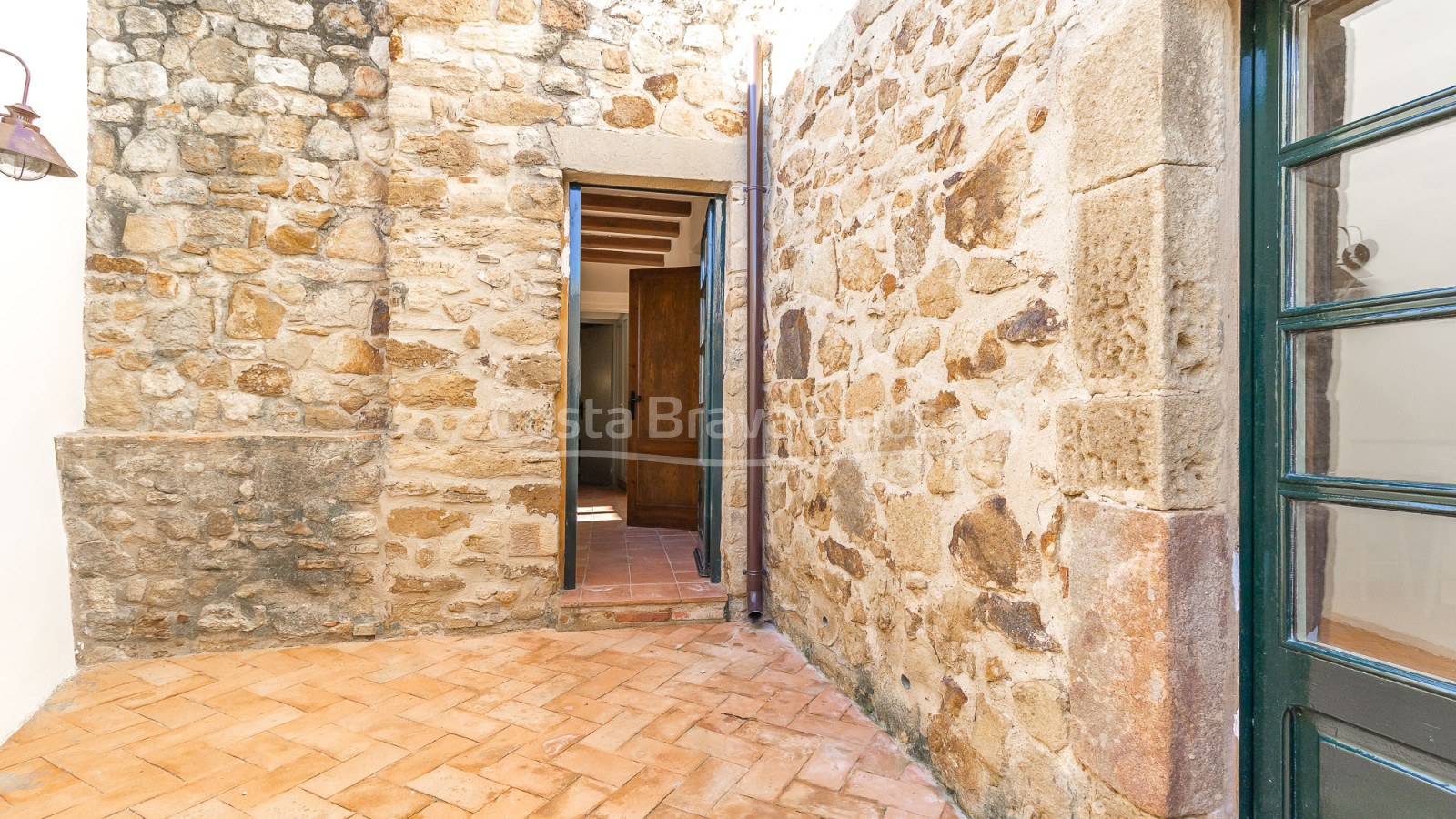 Casa de pueblo reformada en Pals con piscina privada interior, garaje y elementos originales
