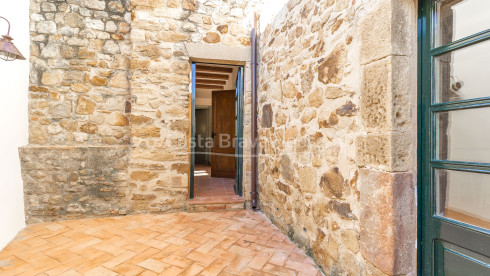 Renovated village house in Pals with private indoor pool, garage and original features