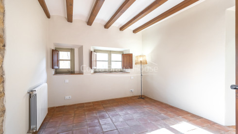 Renovated village house in Pals with private indoor pool, garage and original features