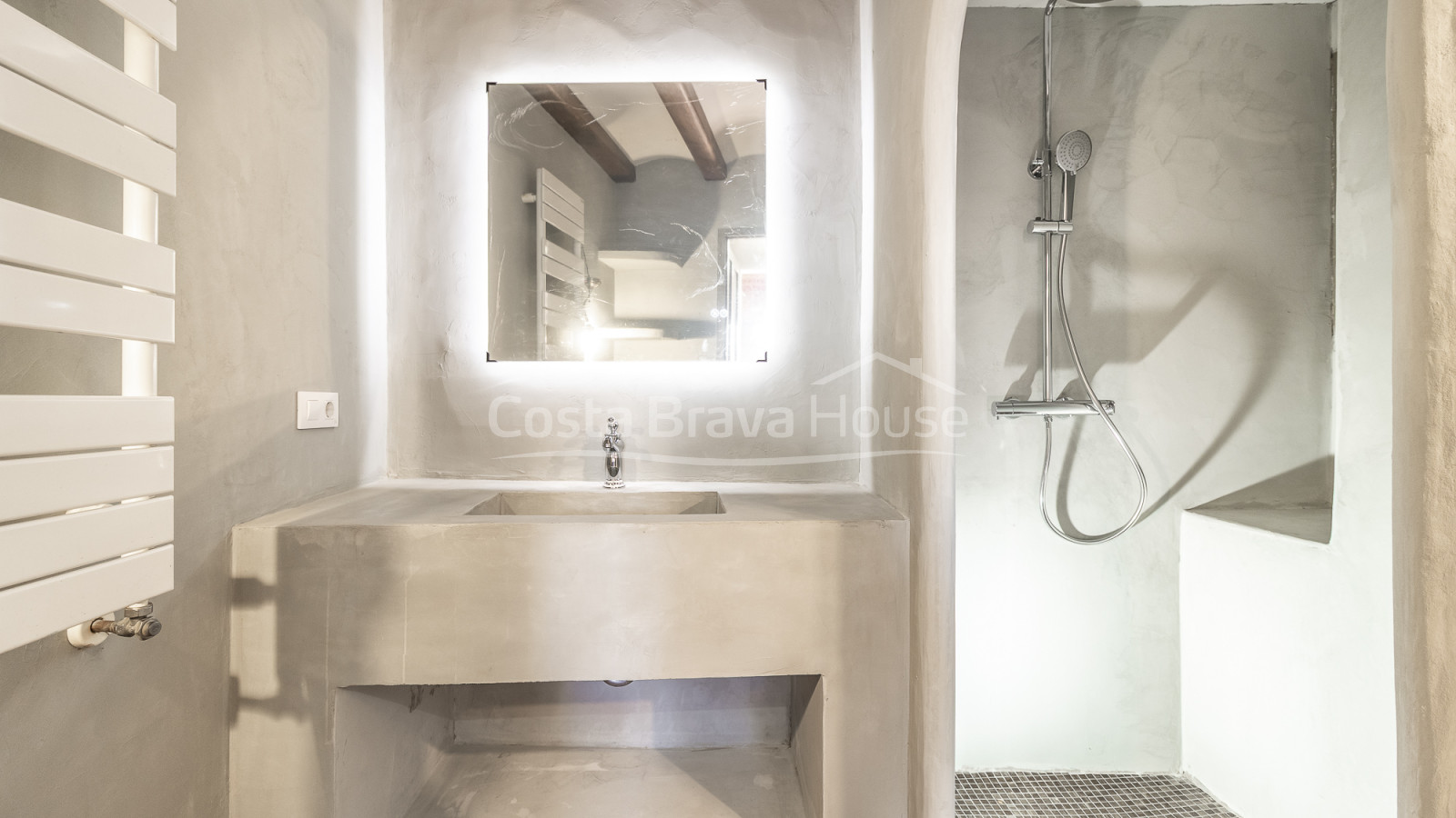 Casa de pueblo reformada en Pals con piscina privada interior, garaje y elementos originales