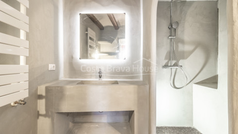 Renovated village house in Pals with private indoor pool, garage and original features