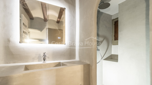 Casa de pueblo reformada en Pals con piscina privada interior, garaje y elementos originales