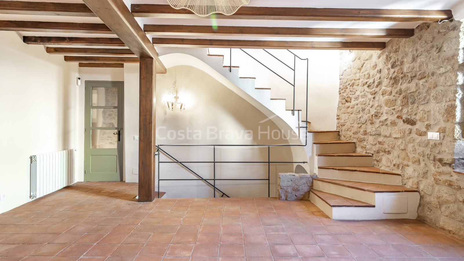 Casa de pueblo reformada en Pals con piscina privada interior, garaje y elementos originales