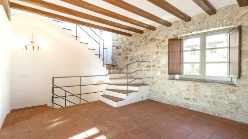 Casa de pueblo reformada en Pals con piscina privada interior, garaje y elementos originales