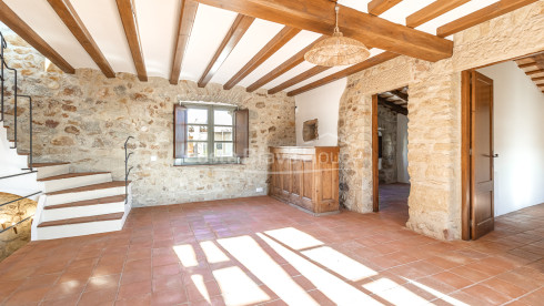 Renovated village house in Pals with private indoor pool, garage and original features