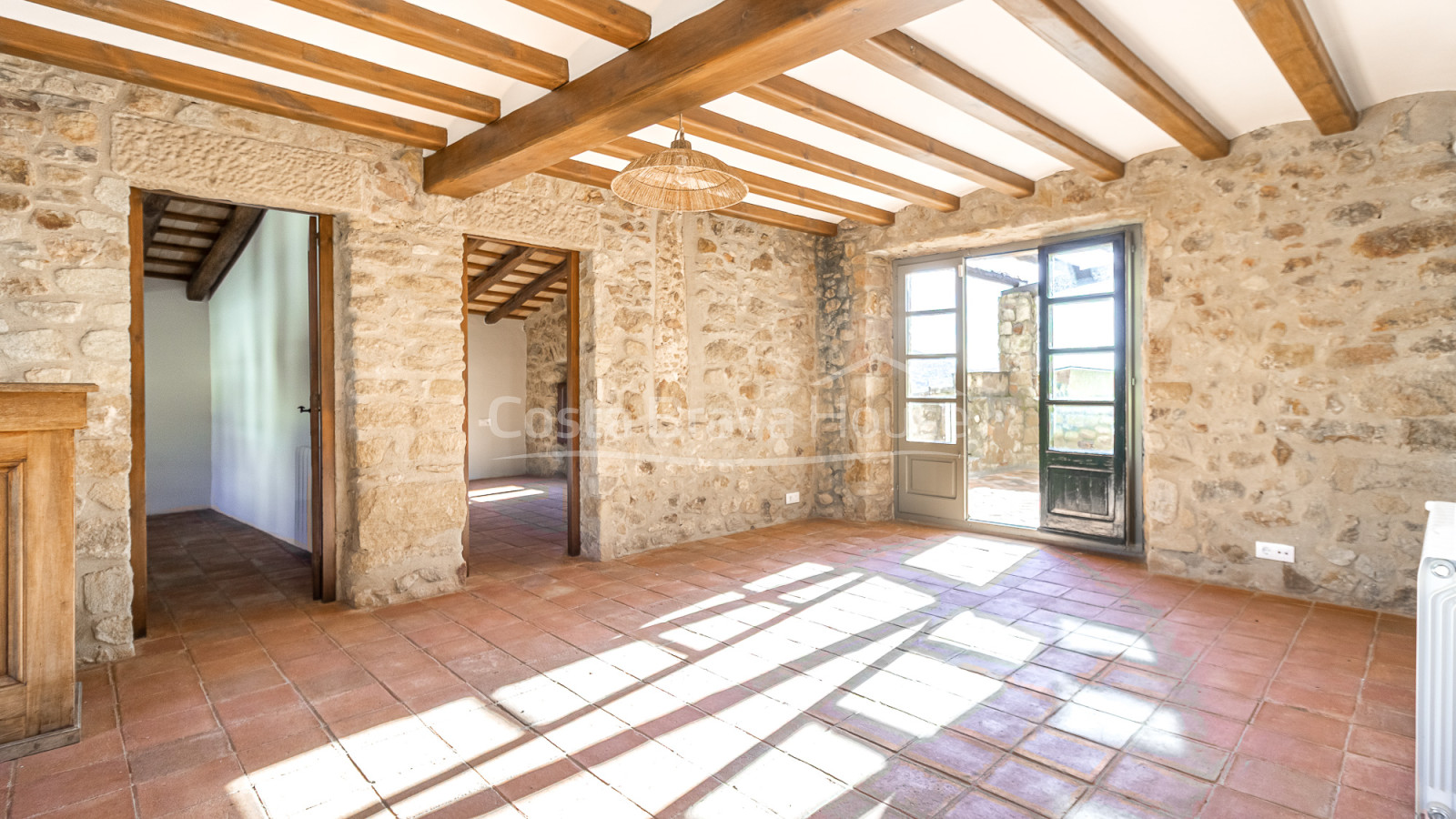 Maison de village rénovée à Pals avec piscine intérieure privée, garage et éléments d’origine