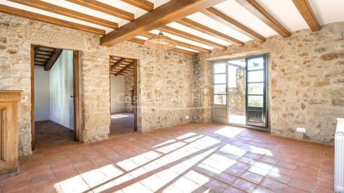 Maison de village rénovée à Pals avec piscine intérieure privée, garage et éléments d’origine