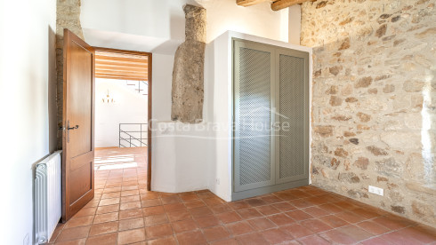 Casa de pueblo reformada en Pals con piscina privada interior, garaje y elementos originales