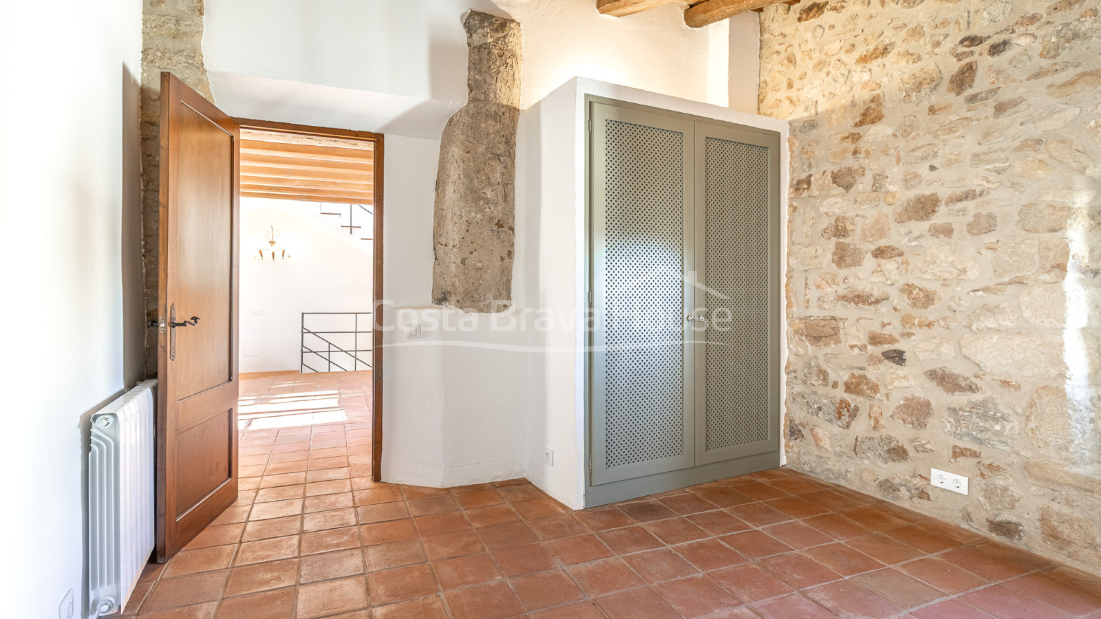 Maison de village rénovée à Pals avec piscine intérieure privée, garage et éléments d’origine