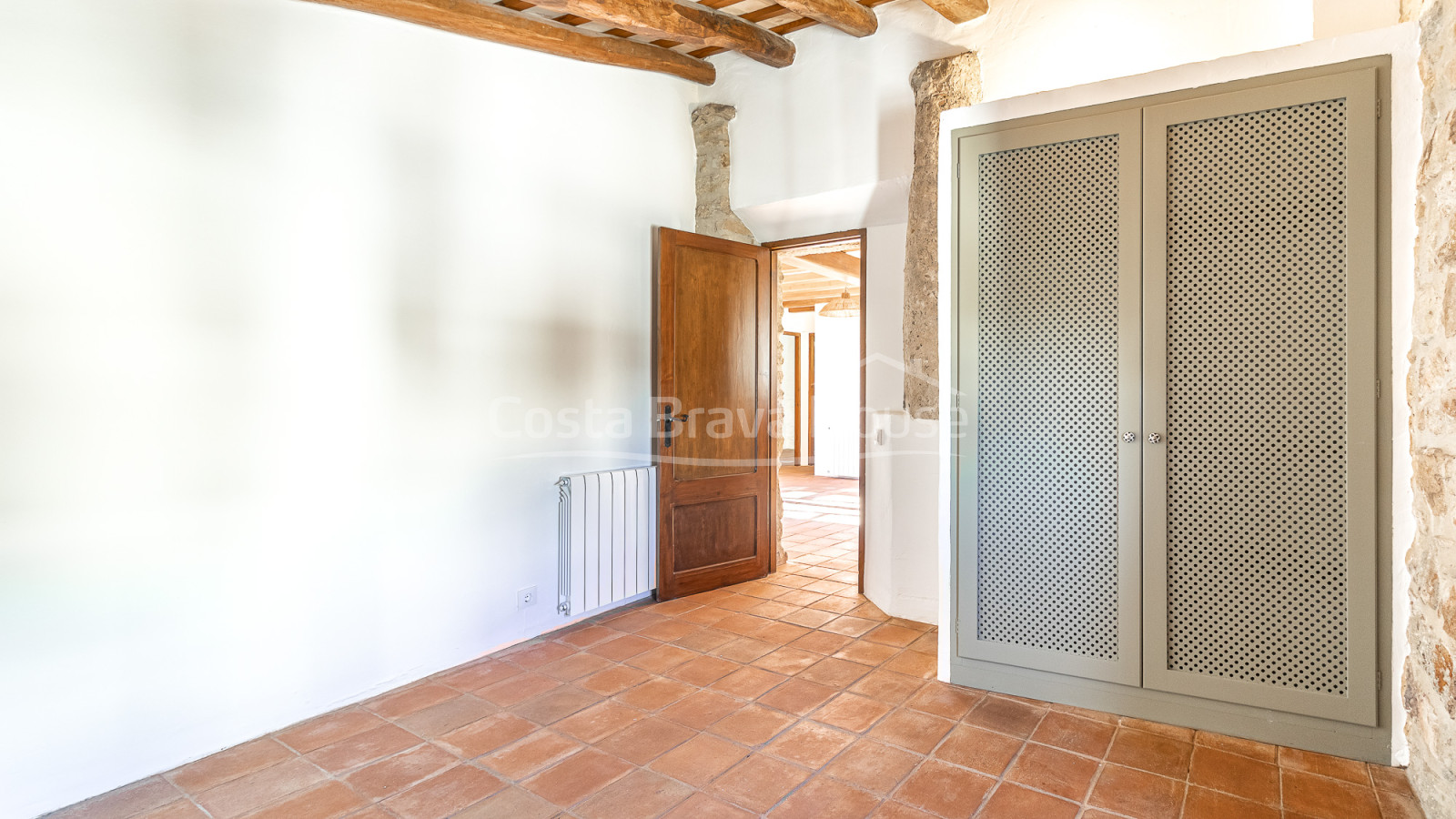 Renovated village house in Pals with private indoor pool, garage and original features