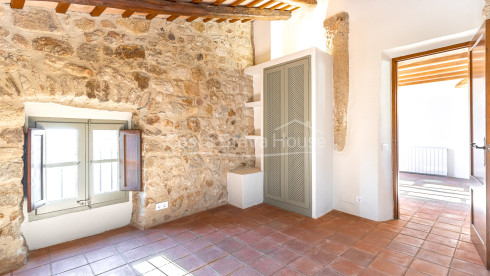 Maison de village rénovée à Pals avec piscine intérieure privée, garage et éléments d’origine