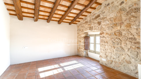 Casa de poble reformada a Pals amb piscina privada interior, garatge i elements originals